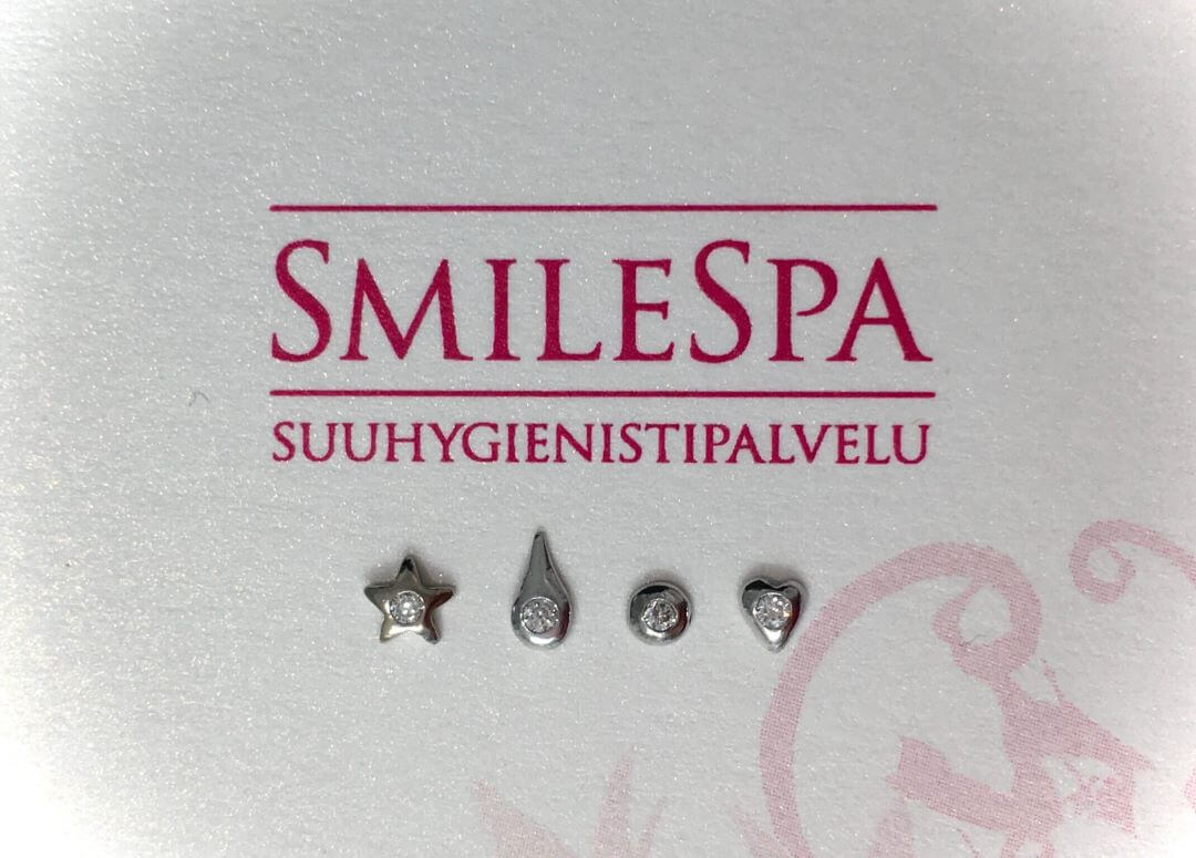 valkokultainen tai kultainen koru zirkonia-kivellä
